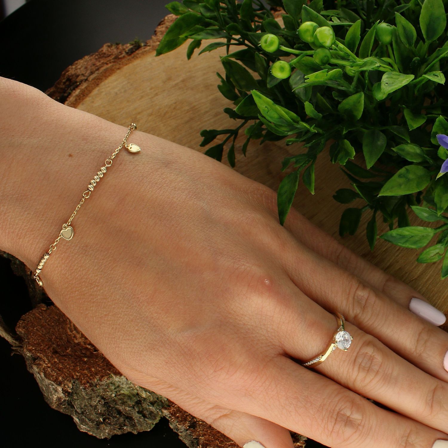 Bransoletka złota 333 celebrytka z elementami wiszącymi  BR 6831 333. Złota bransoletka damska. Złota bransoletka o nowoczesnym wzorze. Ozdobne łączenie. Złota bransoletka idealna na prezent. Bransoletka złota dla każdej kob.jpg